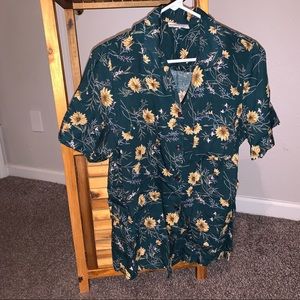 Floral green button up vintage shirt sleev…